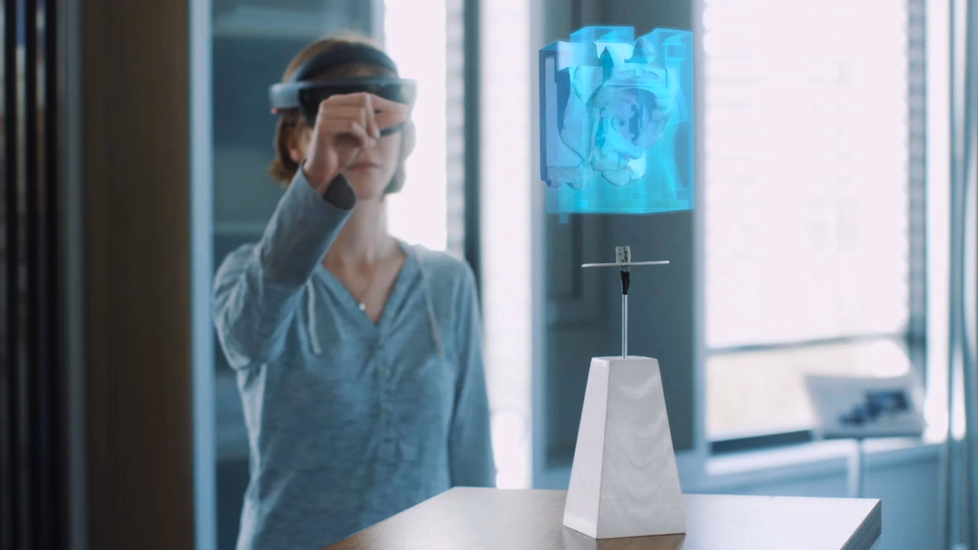 Nutzerin steuert per Augmented-Reality-Brille ein 3D-Hologramm
