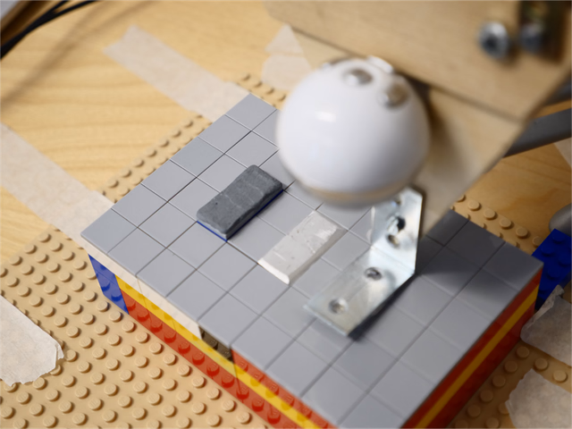 Lego platform simulating the resistance of the virtual table