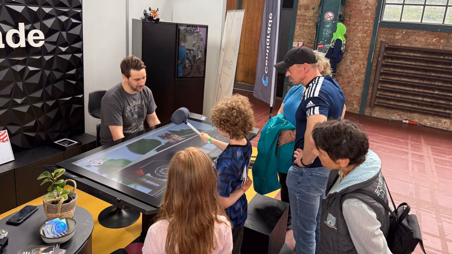 Besucher spielen ScheuerdenScheuer
