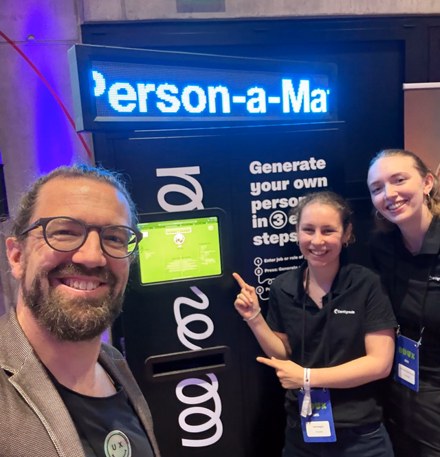 3 Personen vor dem Personamat bei der DDUX