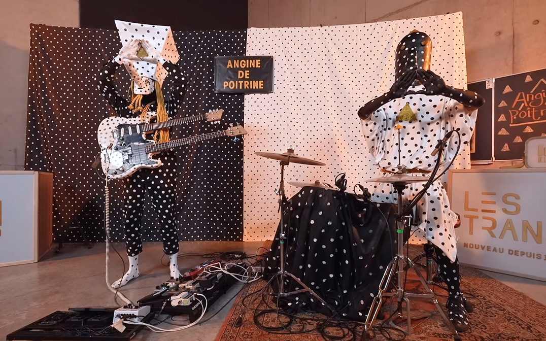 Angine de Poitrine performing live